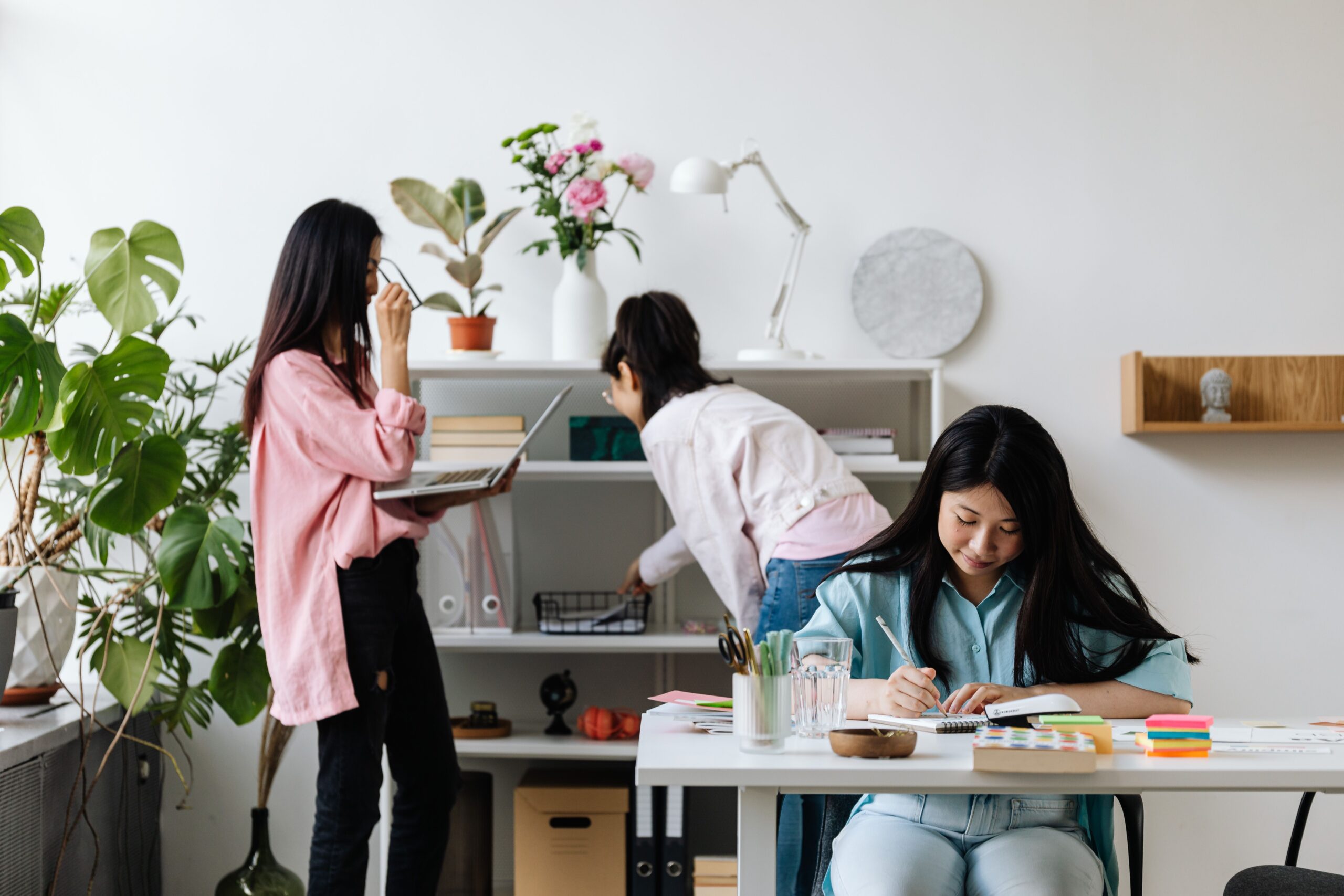 You are currently viewing How to Stay Productive Without Feeling Overwhelmed: 12 Simple Habits That Actually Work