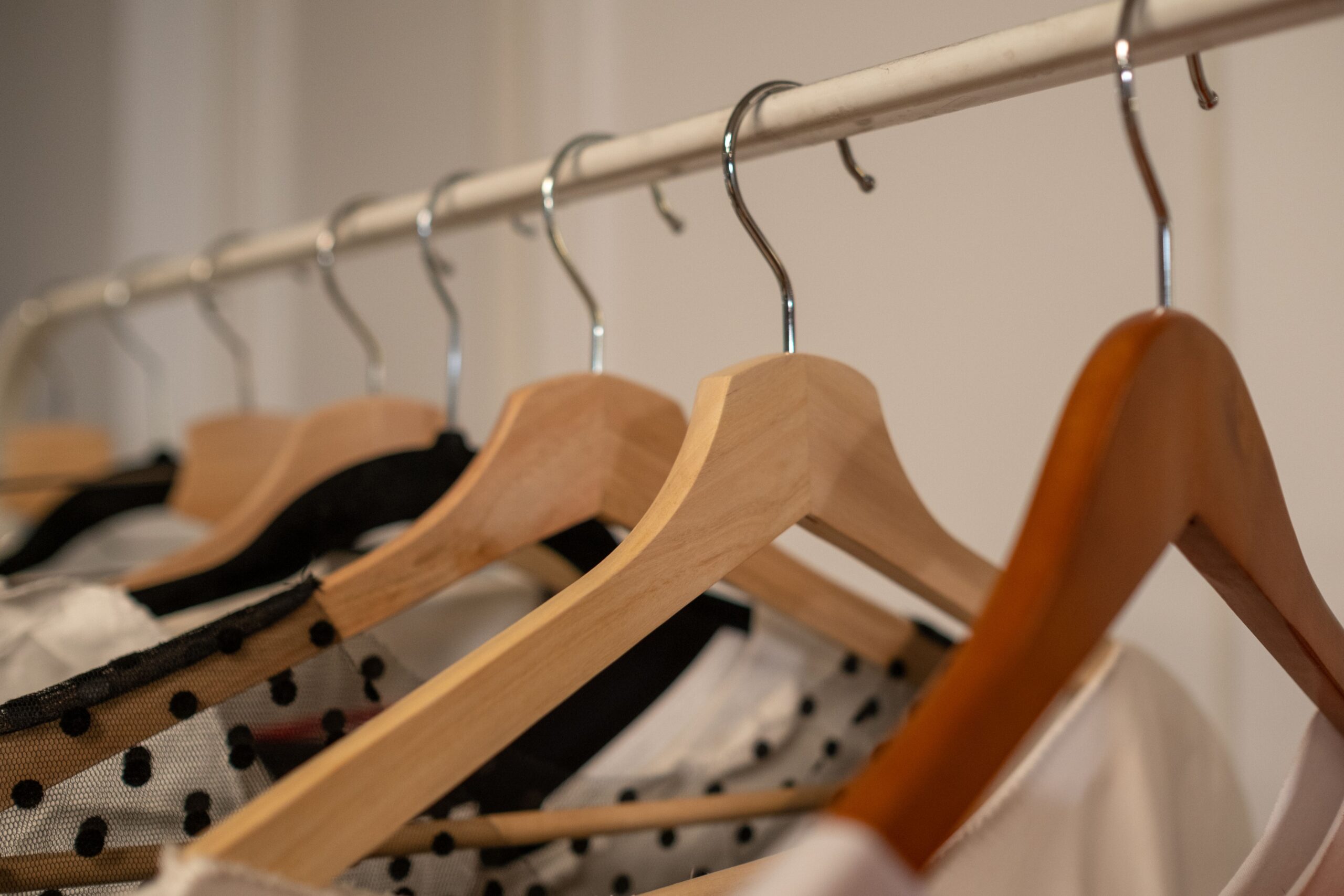 You are currently viewing Wardrobe Essentials for Beginners: 15 Must-Have Pieces to Build a Timeless Closet